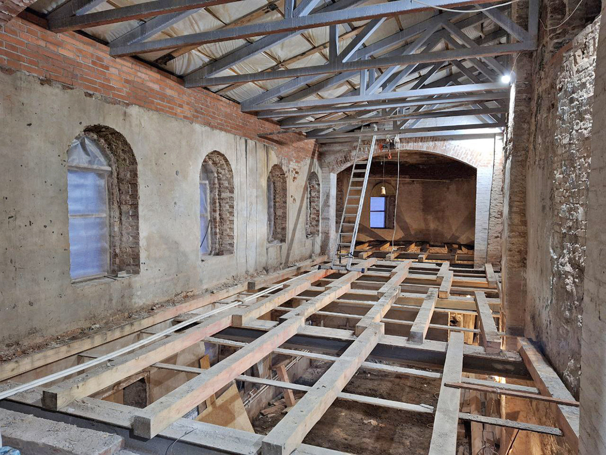 Благодаря строителям постепенно храм становится храмом.
Фото: Елены БАРКАНОВОЙ