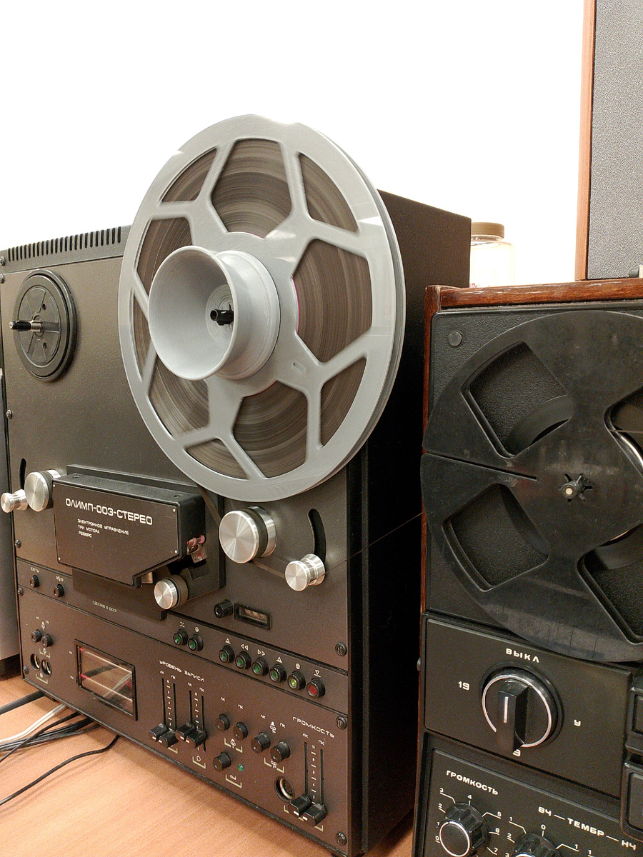 Исходная катушка стоит на "Олимпе", лента проходит через ролики