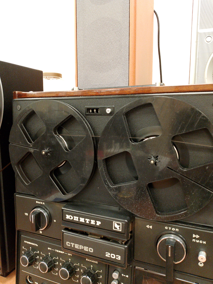 "Юпитер-203", вернее, установленные на него пустые катушки, выступают в качестве направляющих стоек