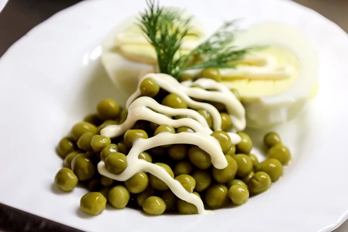    С точки зрения химика, майонез — это эмульсия, в которой мельчайшие шарики жира распределены в воде.