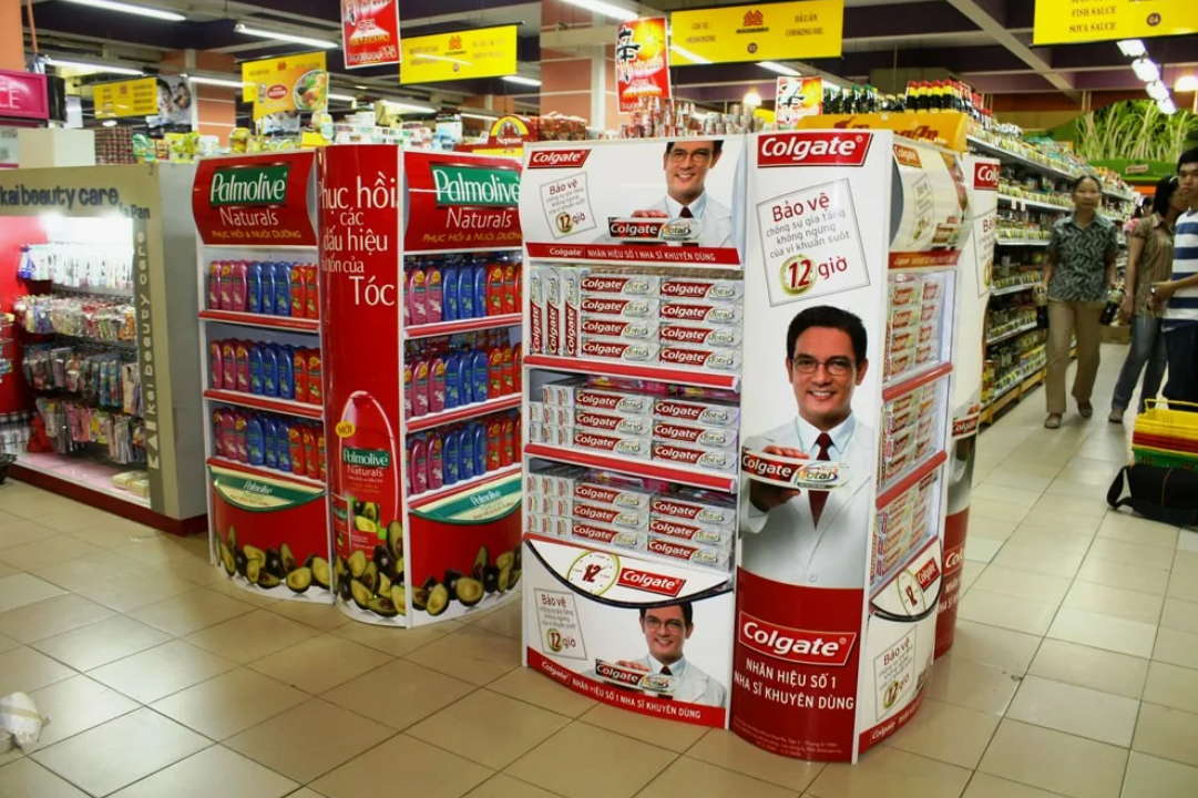 Описание: POS-материалы и витрина как основной канал влияния на выбор.
Источник: Unsplash