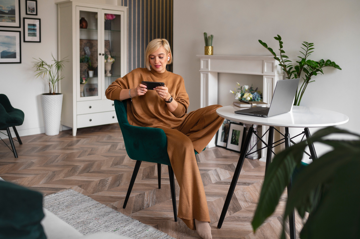 Источник: <a href="https://ru.freepik.com/free-photo/full-shot-woman-playing-with-her-phone_43944145.htm">Изображение от freepik</a>