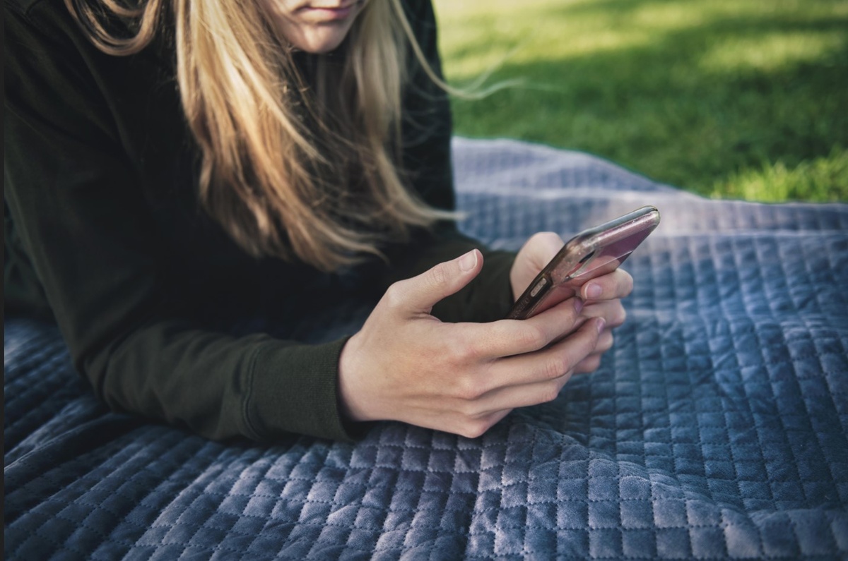 Pexels📷Переписка до встречи помогает собрать базовую информацию о работе, хобби, ценностях, но важно не затягивать с личным знакомством