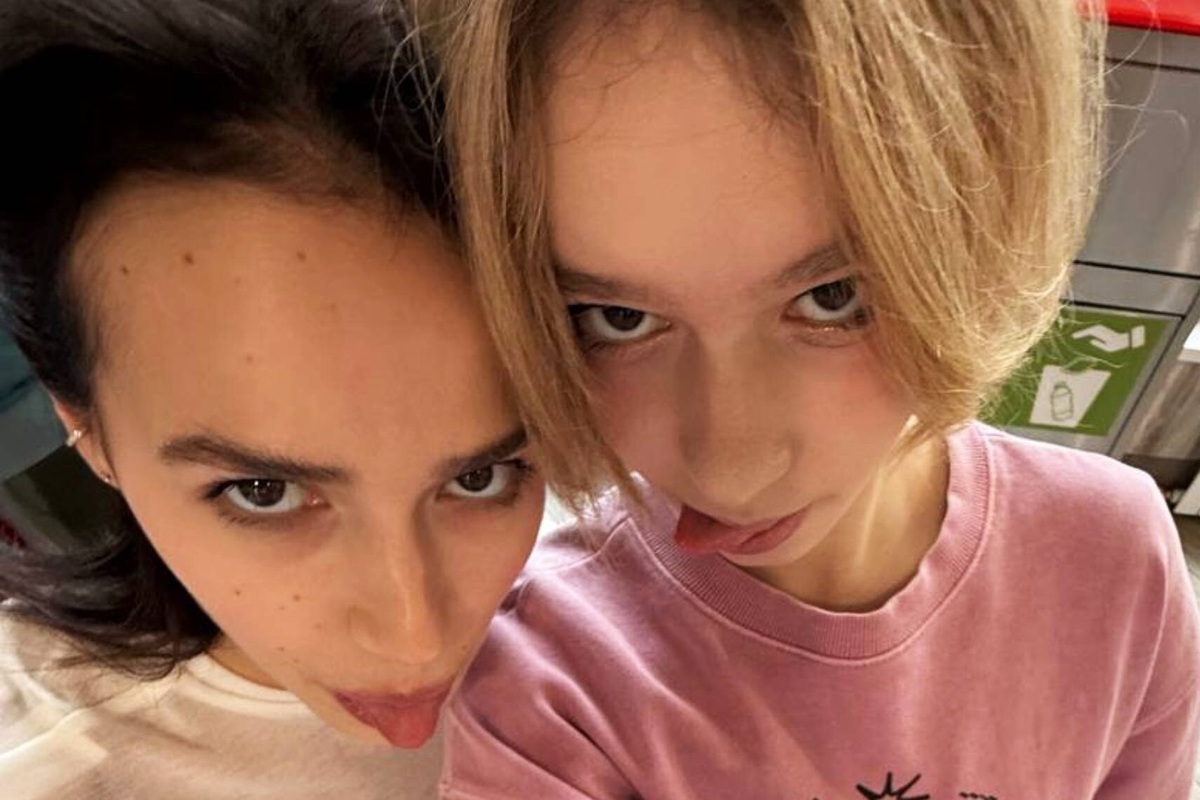     «Мы ругаемся из-за ерунды. Я в тот момент готова тебя прибить подушкой»: Алина Загитова поздравила сестру с 18-летием