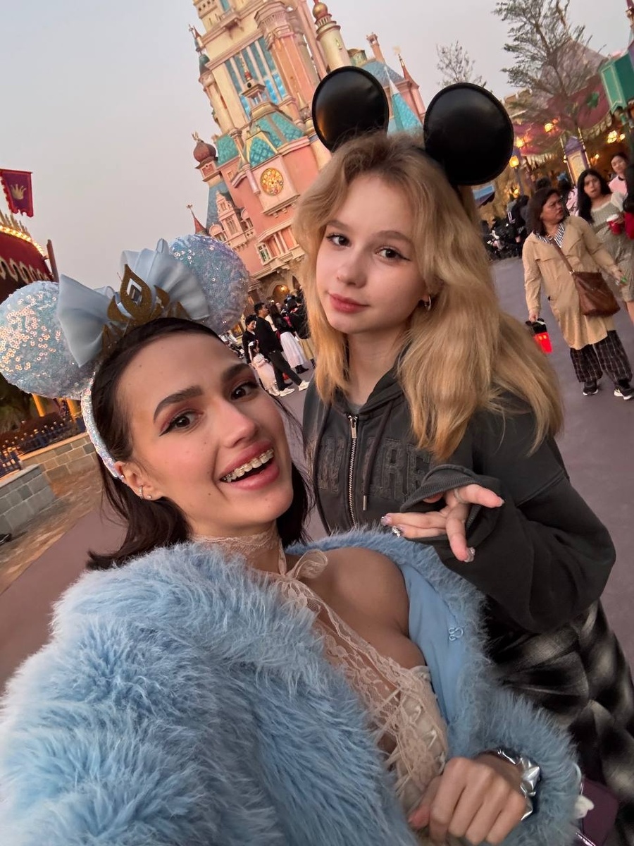    Алина и Сабина Загитовы в ДиснейлендеСоцсети Алины Загитовой