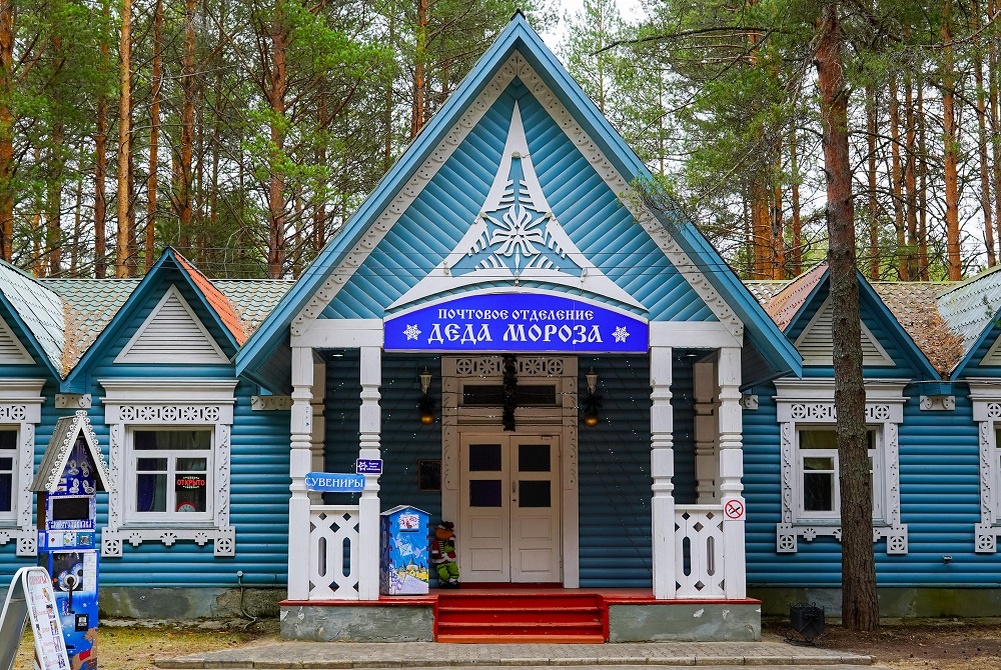    Сказочное почтовое отделение в Великом Устюге круглый год принимает письма, адресованные Деду Морозу