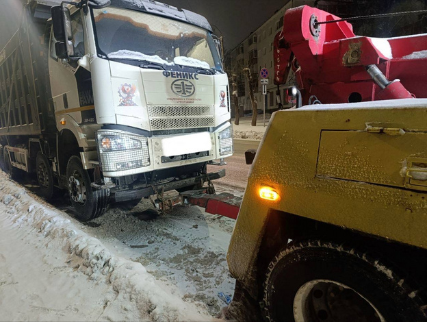    В Кирове эвакуировали фуры, припаркованные в неположенном месте
