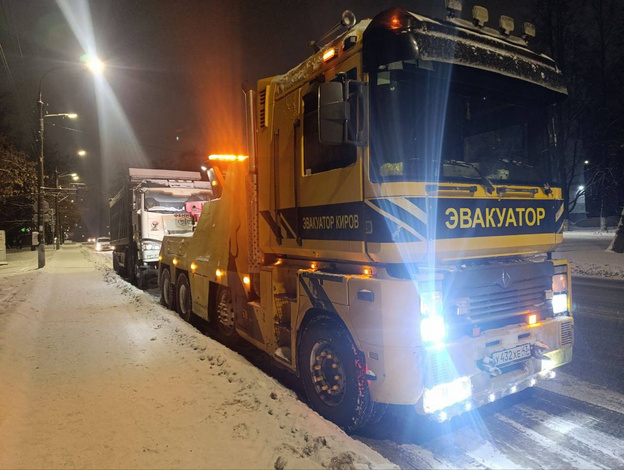    В Кирове эвакуировали фуры, припаркованные в неположенном месте