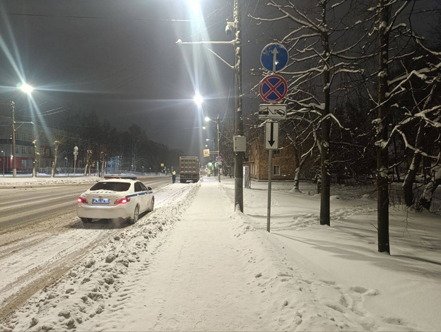    В Кирове эвакуировали фуры, припаркованные в неположенном месте