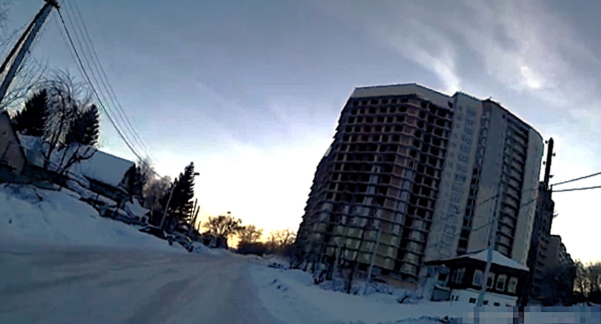 Новостройки посреди частного сектора. Кадр любительского видео.