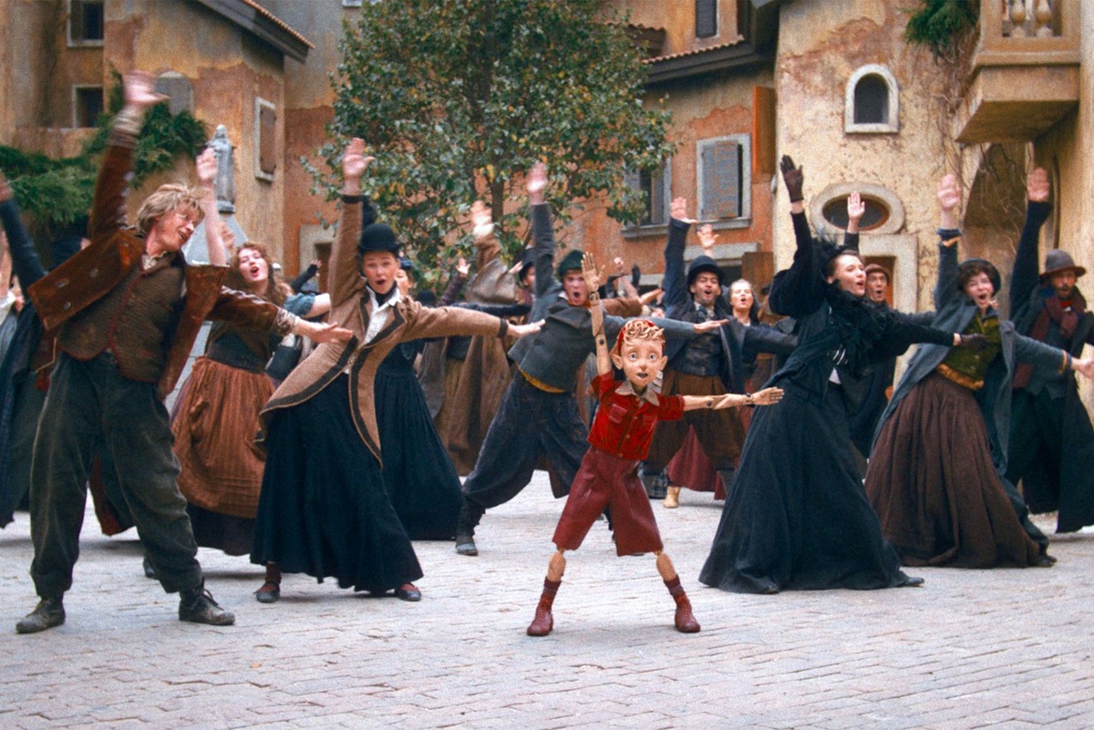    В финальной сцене фильма Игоря Волошина "Буратино" снимались более двухсот человек (из них 35 профессиональных танцоров), а сами съемки заняли два дня./ART Pictures Studio