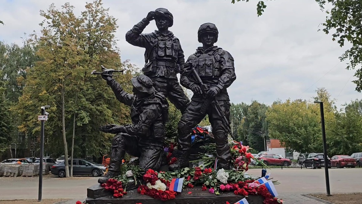 Памятник бойцам, погибшим на СВО, установлен в Домодедово Московской области. (Из открытого источника Яндекс).