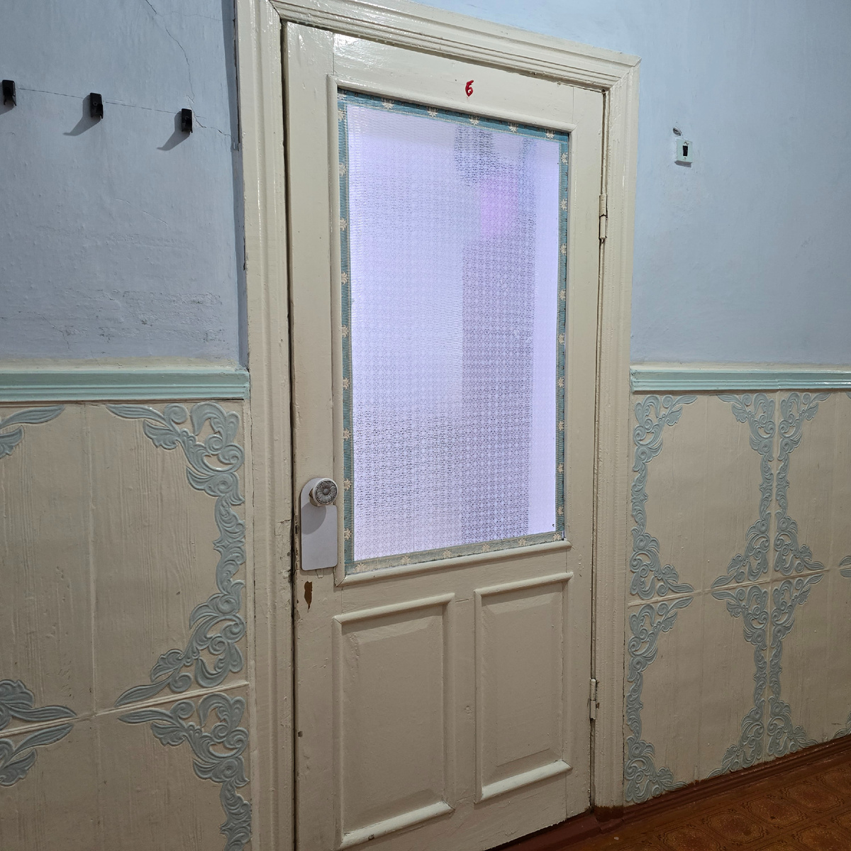 дверь в медкабинет 