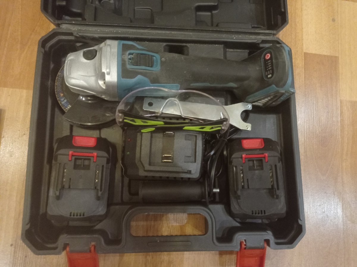 Очки  не из комплекта.