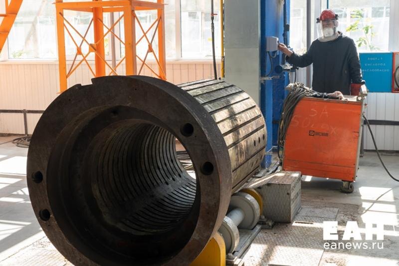    Рабочий на заводе