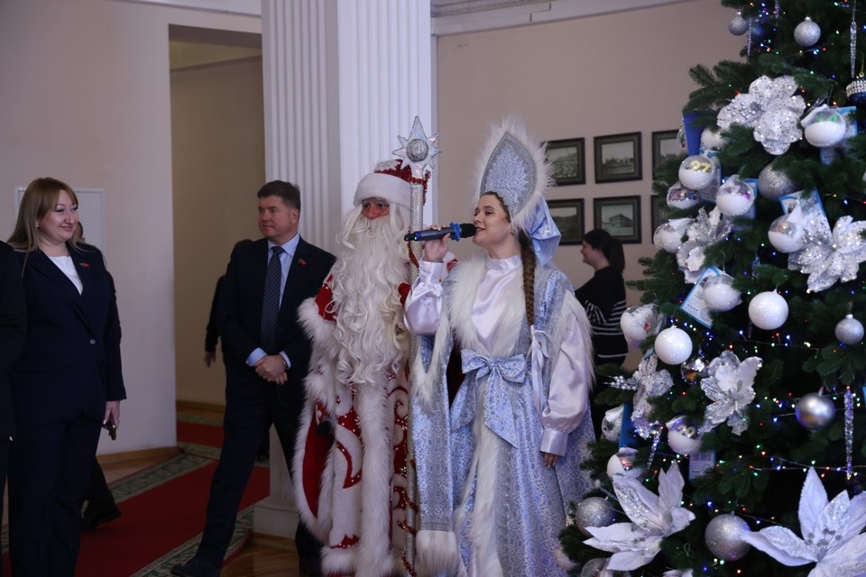    Каждый взрослый может стать волшебнкиом и исполнить детскую мечту.Фото: Пресс-служба гордумы Ростова.