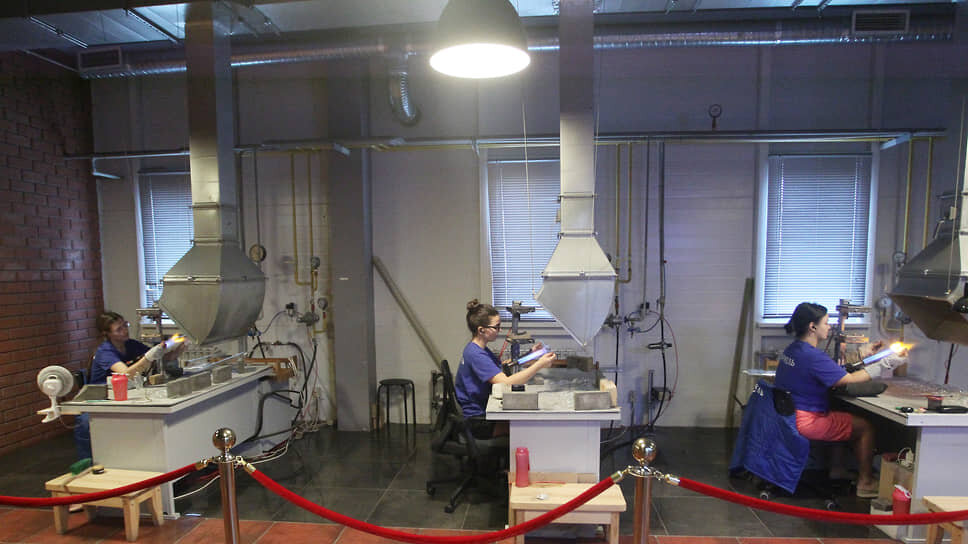 Все елочные украшения рождаются в цехе стеклодувов.📷Фото: Роман Яровицын / Коммерсантъ