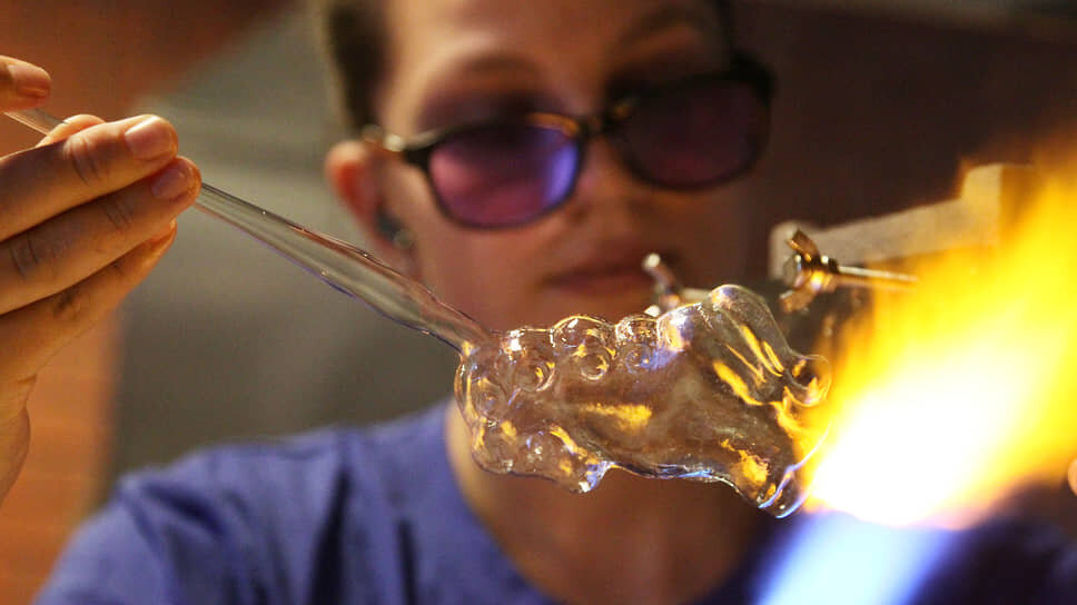 Девушка выдувает стеклянную игрушку.📷Фото: Роман Яровицын / Коммерсантъ