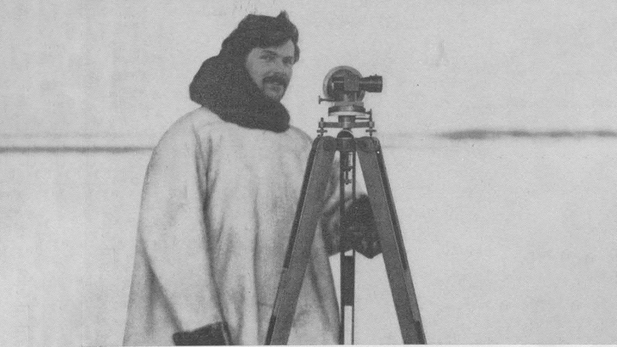 Михаил Михайлович Ермолаев проводит наблюдения на леднике. Фото: из статьи Николая Тимонина «Первопроходец. Рассказ о Михаиле Михайловиче Ермолаеве»