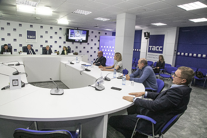    Круглый стол об экономических последствиях повышения территориального коэффициента и расширения тарифного коридора по ОСАГО в Новосибирской области прошел на площадке ТАСС. Фото: Михаил Периков