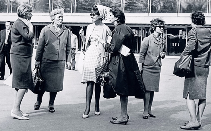 Форум моды в "Лужниках". В центре Збарская, справа от нее художник Вера Аралова