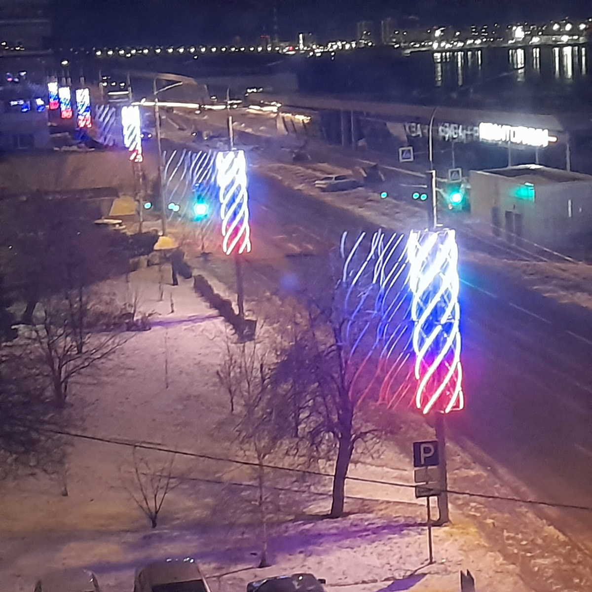 Фото автора.  За окном праздничное убранство