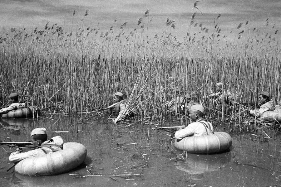 Для боев в планях использовали специальные костюмы.