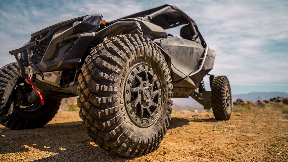 35 колеса XPS Hammer King на Maverick R XRC с завода. Фото из открытых источников. 