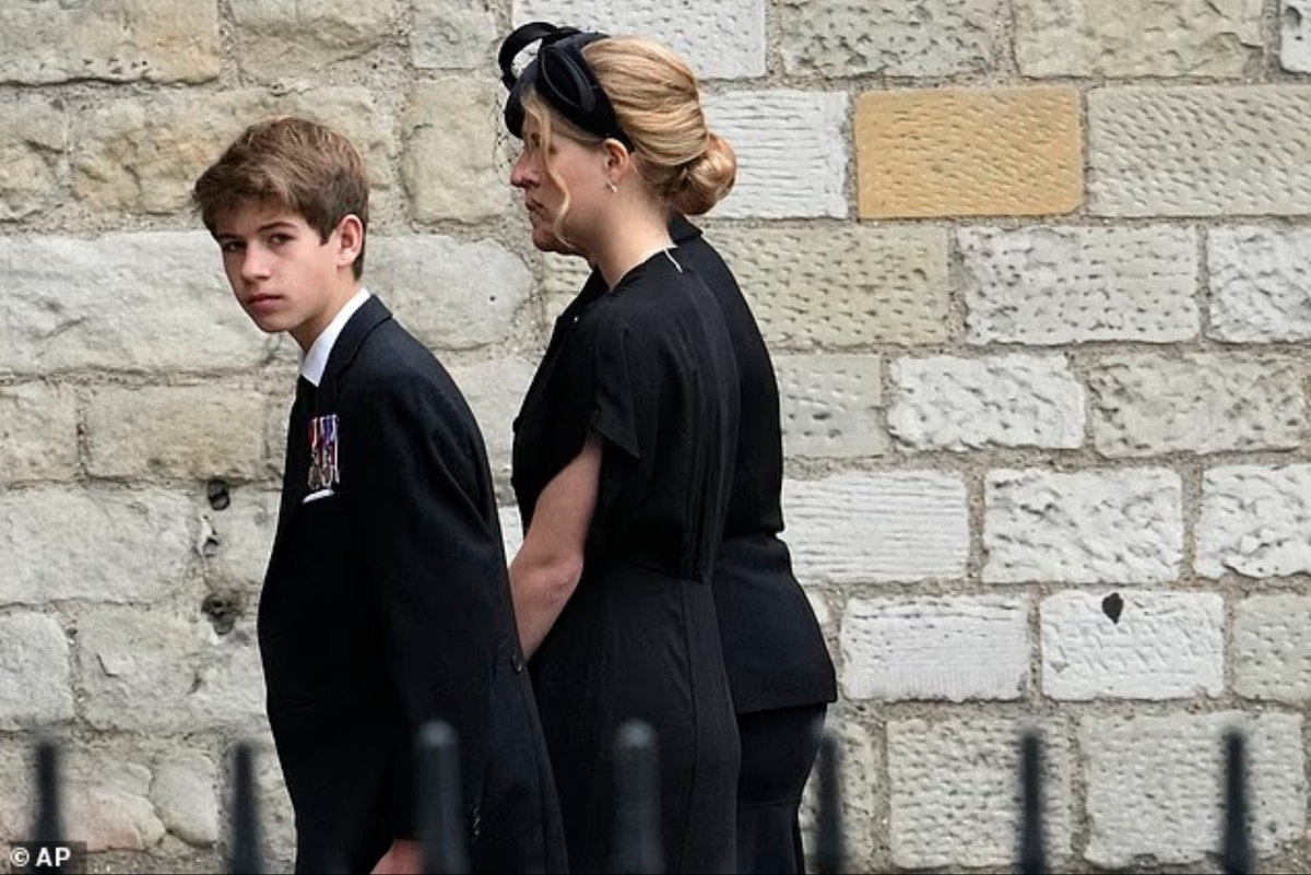 Джеймс, виконт Северн, и леди Луиза Виндзор прибывают в Вестминстерское аббатство на похоронную церемонию своей покойной бабушки, королевы Елизаветы II.