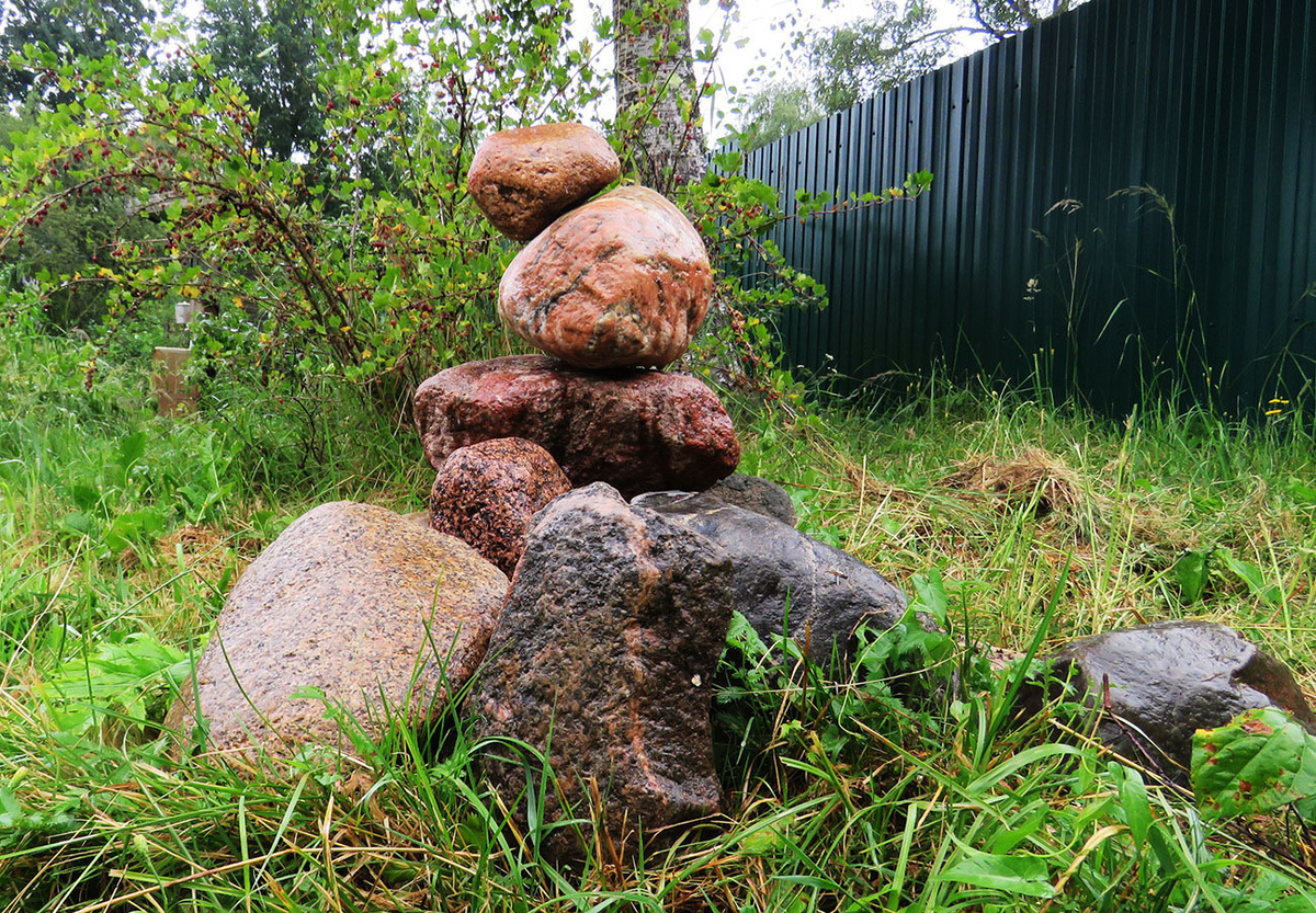    Скульптура из булыжников — дачный сейд. Фото автора