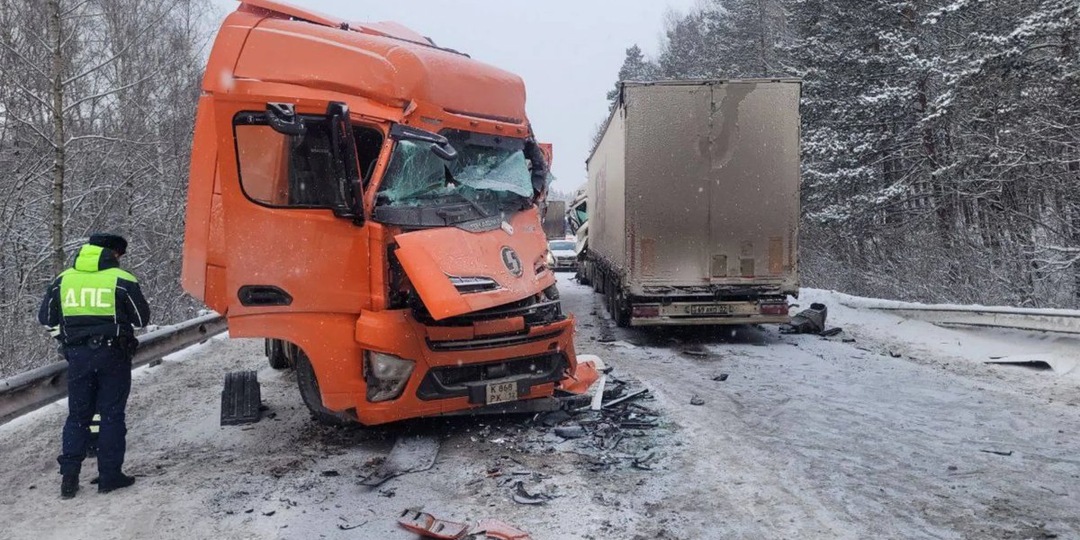 ДТП с тремя фурами парализовало движение на М-5 в Челябинской области