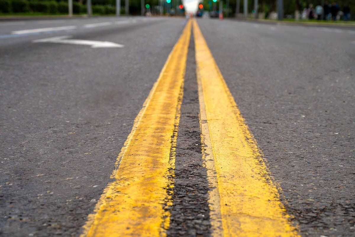 Желтая разметка, как правило, вводит дополнительные ограничения. Источник: YuTphotograph / Shutterstock / FOTODOM📷
