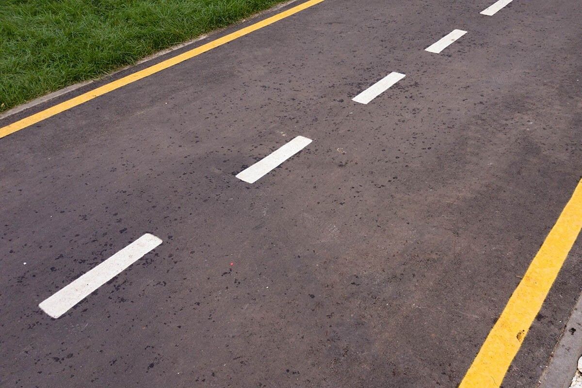 Останавливаться на обочине, отделенной желтой сплошной линией, нельзя. Источник: Allmy / Shutterstock / FOTODOM📷
