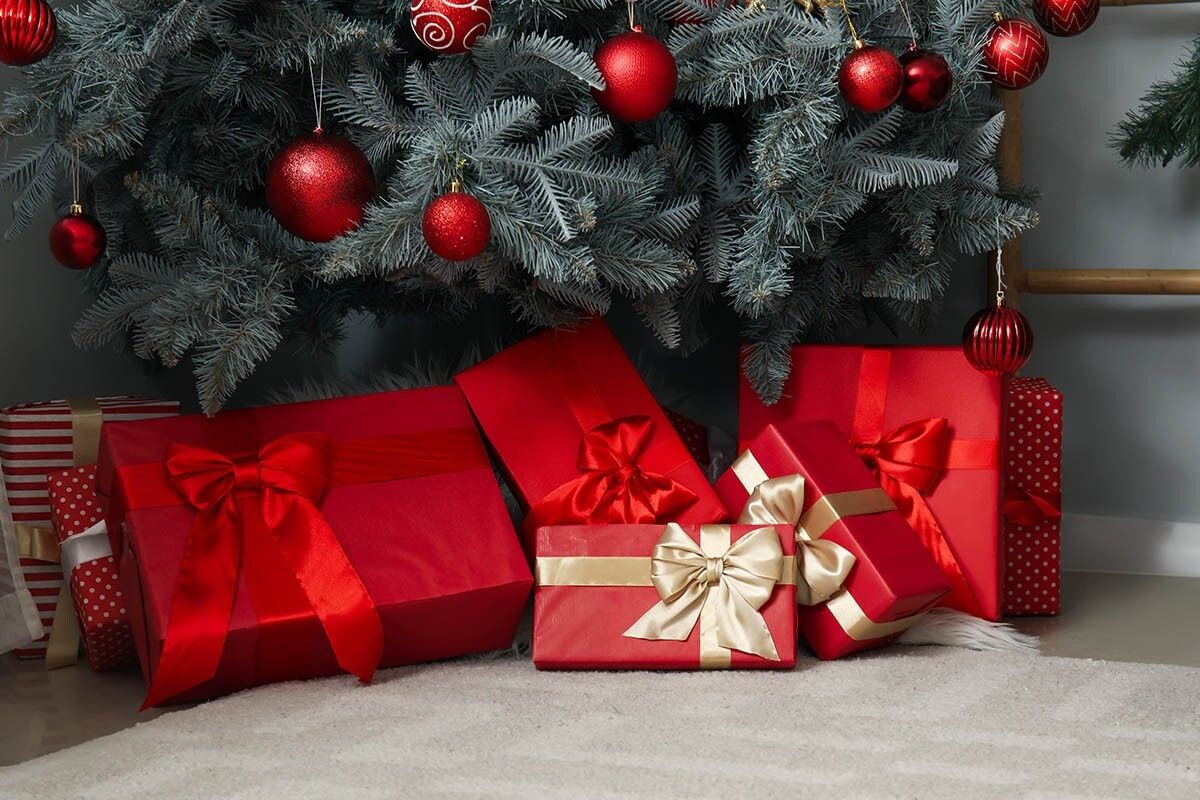 Выбрать хороший подарок всегда сложно: и чем больше возможностей, тем сильнее разбегаются глаза. Источник: Pixel-Shot / Shutterstock / FOTODOM📷
