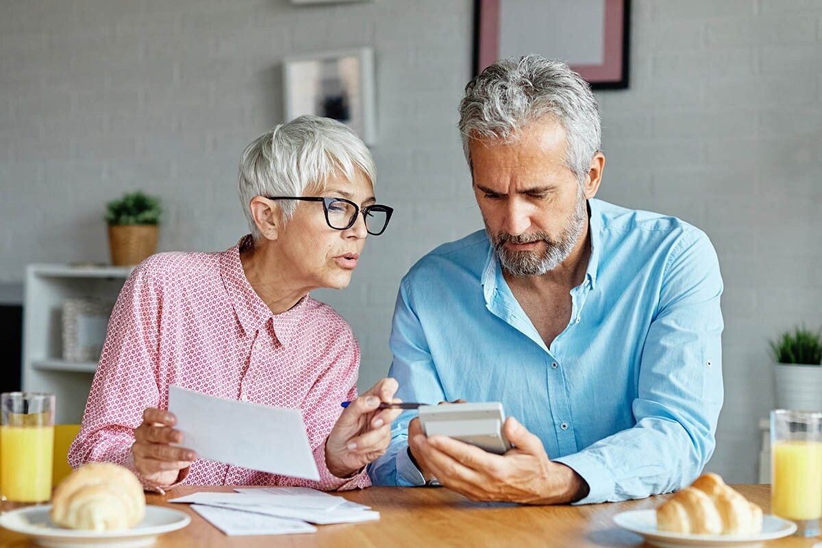 Если пересмотреть все необязательные покупки, можно сэкономить значительную сумму. Источник: pics five / Shutterstock / FOTODOM📷
