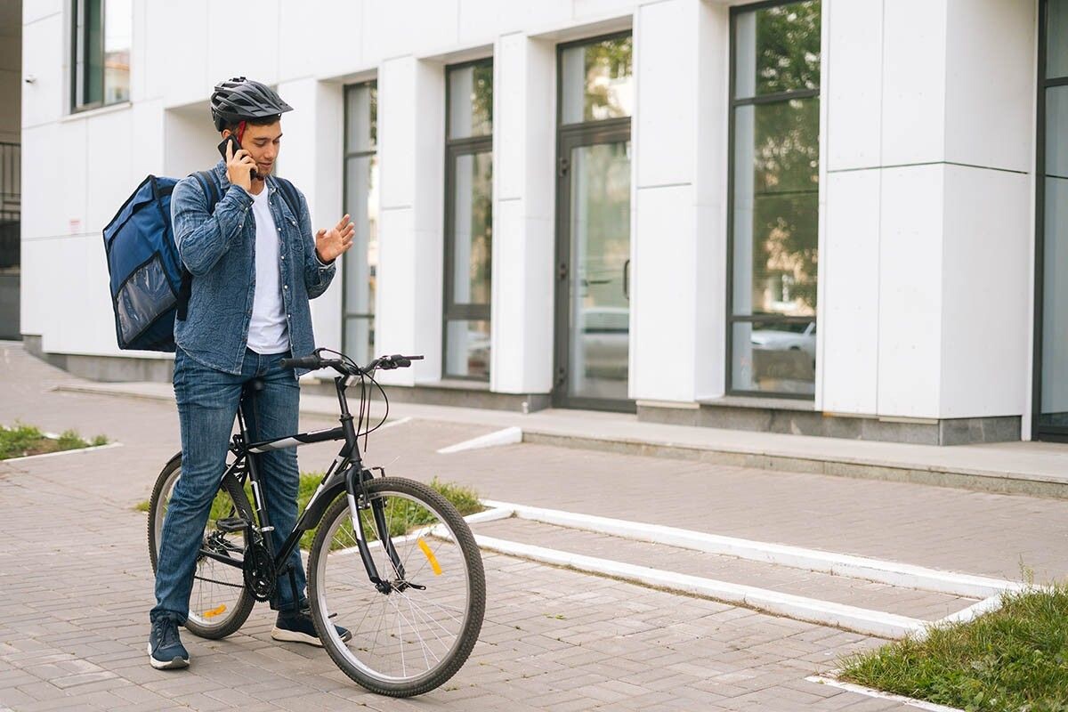 «Здравствуйте! Это курьер. Вы дома? Как это отошли на 15 минут?» Источник: Dikushin Dmitry / Shutterstock / FOTODOM📷
