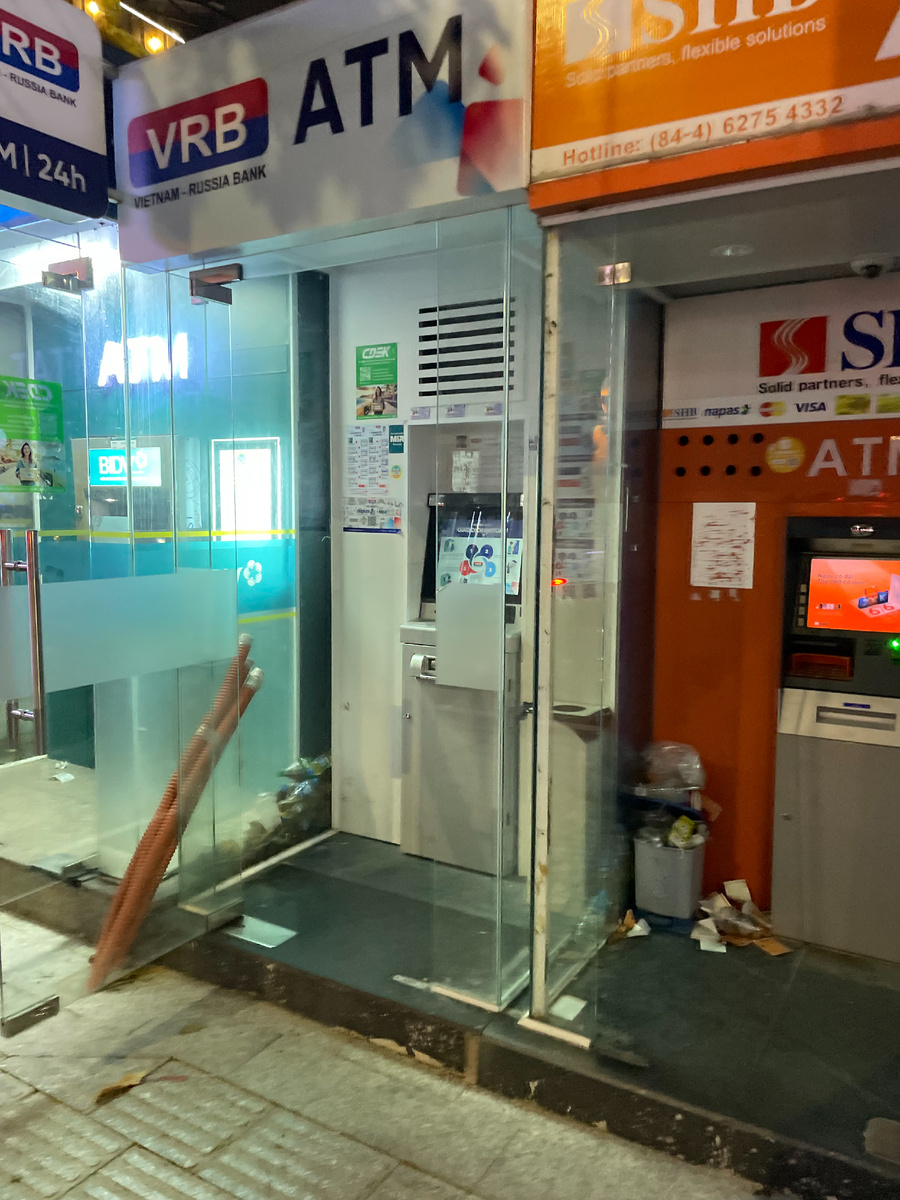 Деньги списал, карту "съел", деньги не выдал