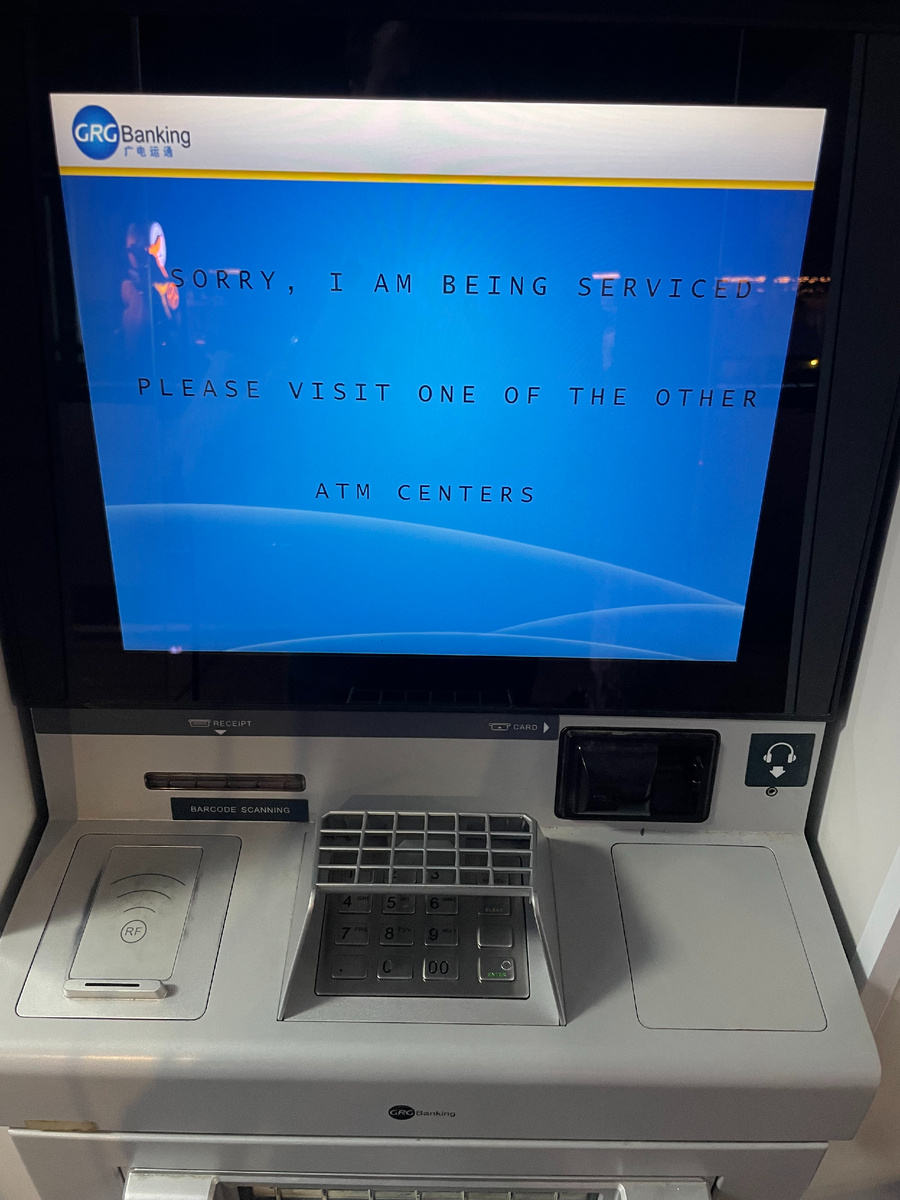 Сломался, но почти сразу же заработал. Только деньги и карту все равно не отдал.