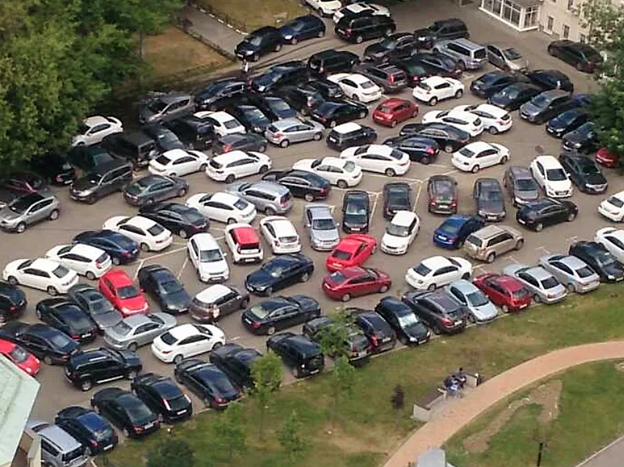 Развеиваем миф о дутом благополучии – дворы, заставленные машинами