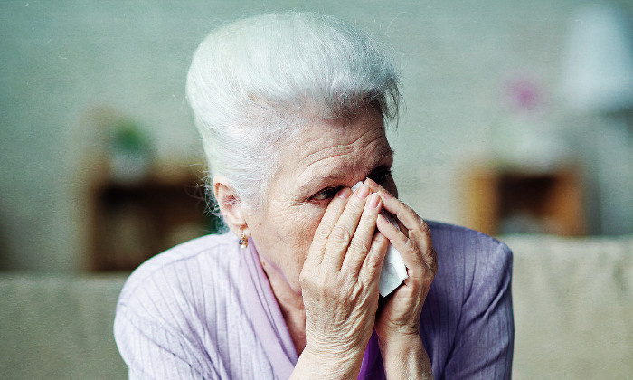 — Дочь жирует, а мать с хлеба на воду перебивается! Не стыдно?