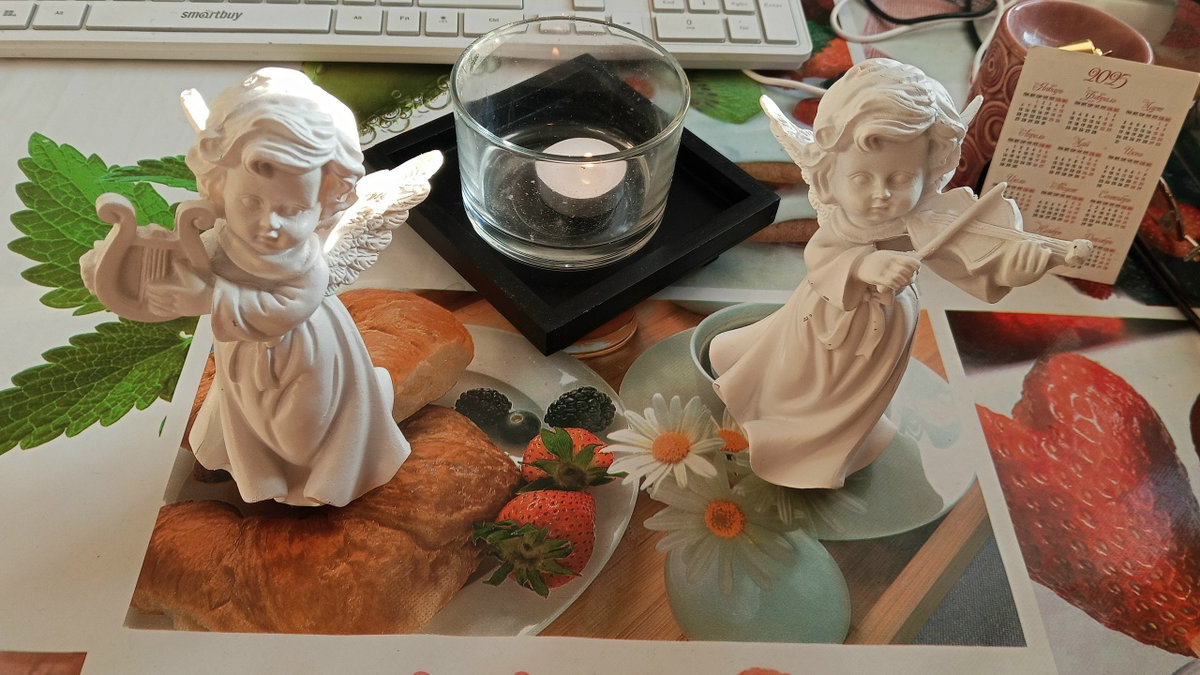 Очень мне нравятся мои ангелочки. Смотрятся очень мило рядом с подсвечниками. 