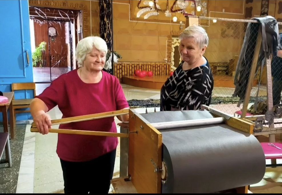 Любовь ОСИПОВА (слева) и Любовь ДРОЗДОВА режут ленты на станке, изготовленном Николаем КУРБАТОВЫМ