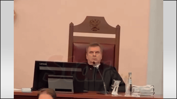    Даже судья в некотором шоке - то ли от дела Долиной, то ли от общественного резонанса... GIF видео: ТГ-канал ZErgulio
