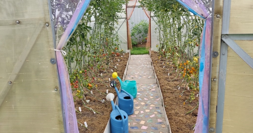 Занавеска в теплице: для тех, кто до сих пор не понимает зачем её вешать?