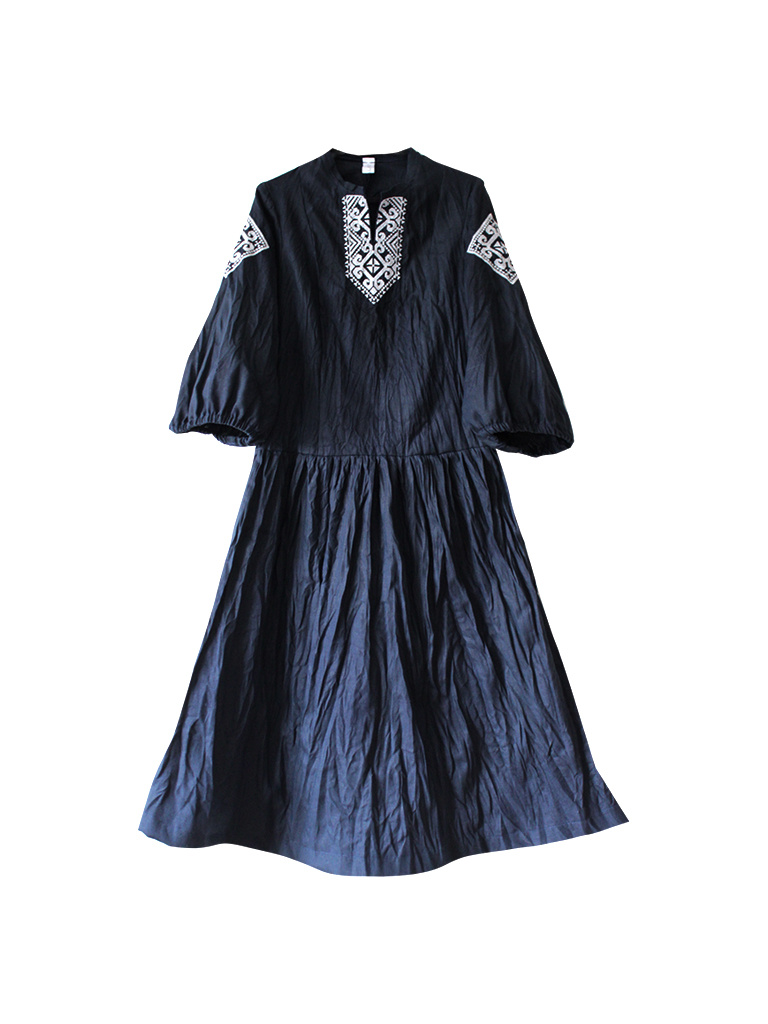 Когда я начинаю работу над новым платьем, меня вдохновляют разные идеи — это может быть что-то, что я вижу вокруг, или эмоции, которые хочу передать. Я сначала создаю настроение, выбираю цветовую палитру и материалы. Часто я представляю себе образ — кто эта женщина, какая у нее история, настроение, стиль. 

Затем я делаю эскизы, экспериментирую с силуэтами и деталями. Мне важно найти баланс между красотой и комфортом, чтобы платье было не только эффектным, но и удобным. Я задумываюсь о сочетании текстур, о том, как ткань ложится, как подчеркнуть достоинства фигуры.

Когда концепция окончательно сформирована, я приступаю к созданию прототипа — это этап, на котором я вижу, как идеи воплощаются в реальности. В процессе работы я вношу коррективы, оттачиваю детали, которые делают образ уникальным. Для меня дизайн — это всегда история, которую я рассказываю через линии, ткани, декор.

В итоге появляется платье, в которое вложена моя страсть, творчество и желание сделать любимое платье, через которое его обладательница расскажет уже свою историю.
