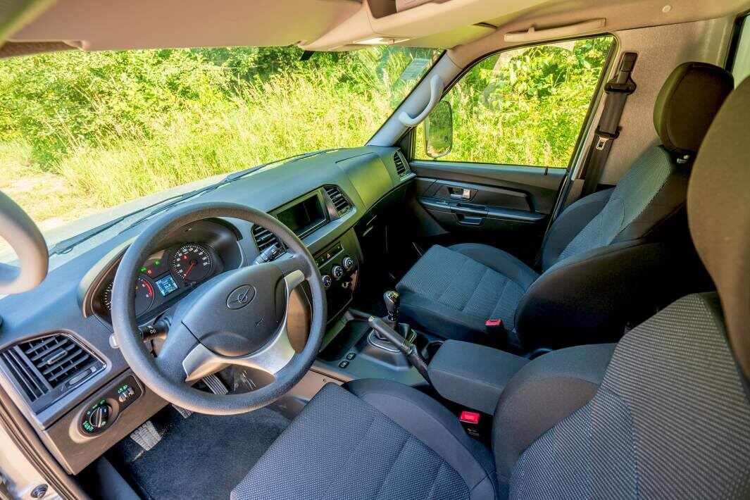 Салон грузового «Профи» практически идентичен интерьеру «Патриота»
Фото: ИЗВЕСТИЯ/Борис Ульзибат