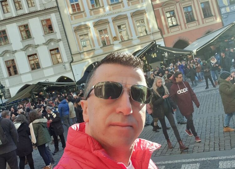 "20 лет брака, двое сыновей. Муж сделал ДНК-тест - старший (18 лет) не его". Теперь смотрит на сына как на чужого, а сын не понимает, почему