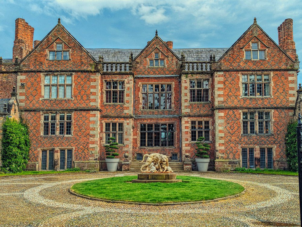 Дорфолд холл. https://www.tripadvisor.com/Attraction_Review-g499514-d13109984-Reviews-Dorfold_Hall-Nantwich_Cheshire_England.html