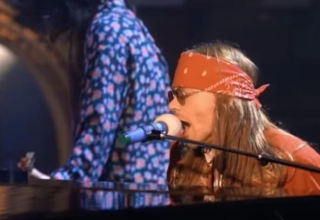 Кадр из клипа «November Rain»