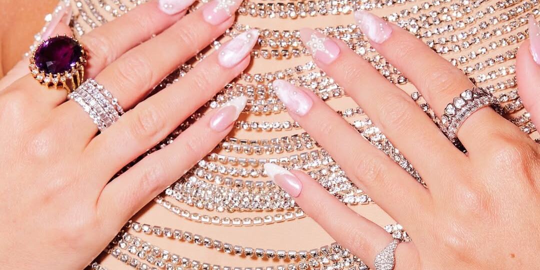 Какой маникюр сделать на Новый год: 15 стильных идей для праздничного образа 2026